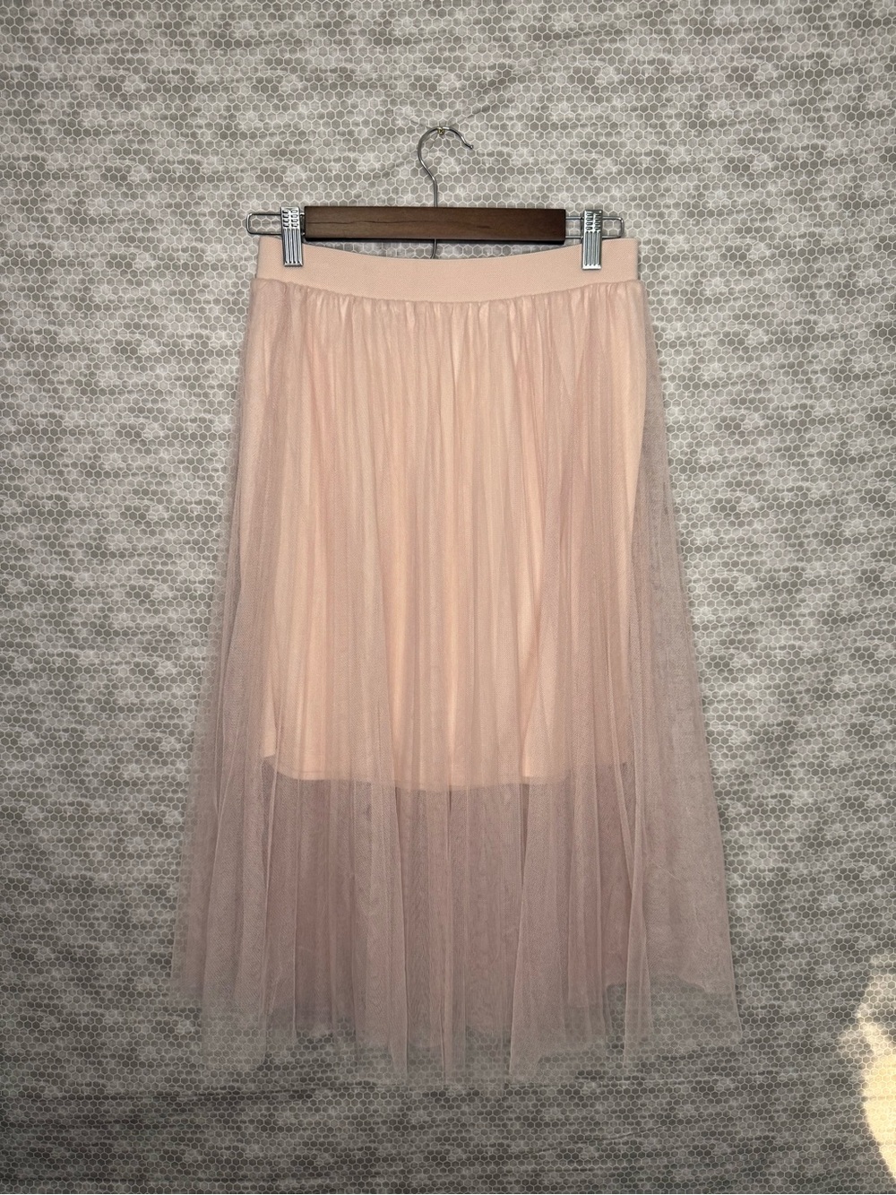 Chelsea & Violet Women's Pink tulle midi skirt with elastic waistband, size M